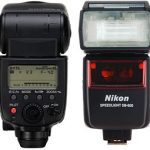blesky od značiek Canon a Nikon s prednej aj zadnej strany